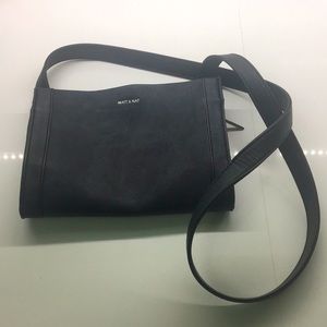 Black Matt & Nat crossbody purse with zipper - like new